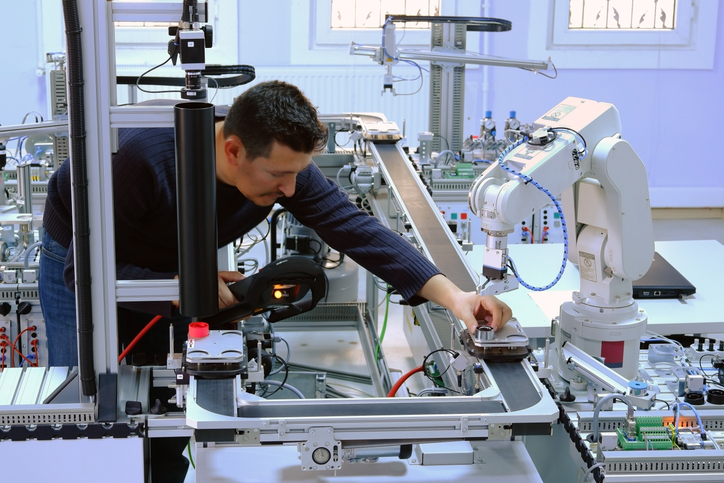 Technicien TIMOTECH sur ligne de production automatisée